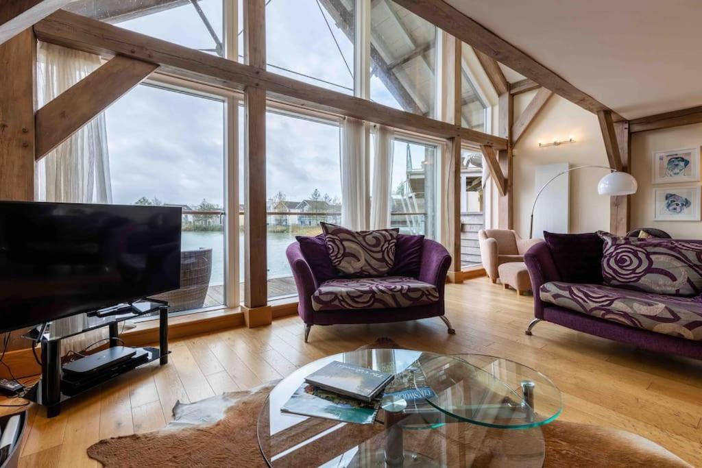 Вилла Otters Holt Somerford Keynes Экстерьер фото