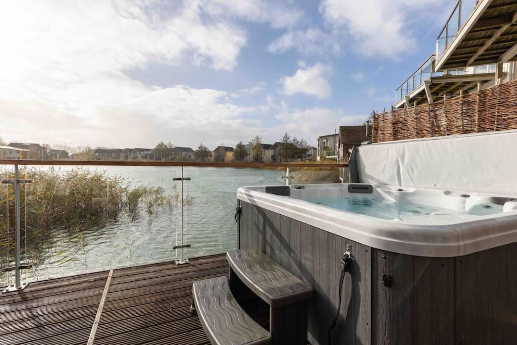 Вилла Otters Holt Somerford Keynes Экстерьер фото